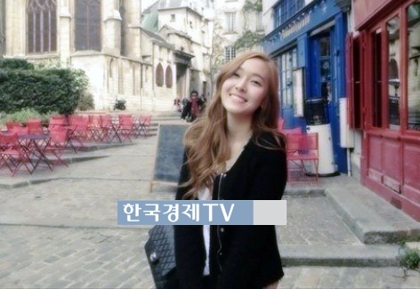 제시카 SM과 결별, 긴웨이브 하얀 블라우스 일상도 화보수준