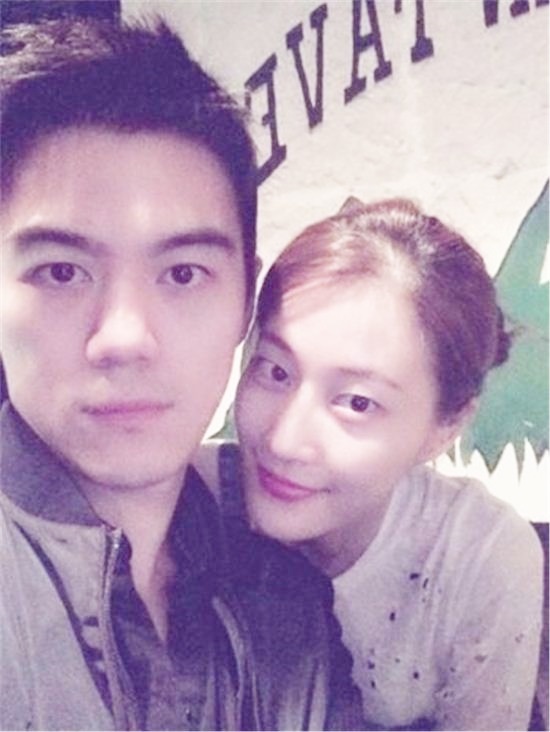 이현이 남편, 연예인급 외모에 스펙까지...'다 갖췄네!'
