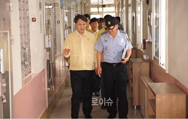 ▲부산교도소안전관리실태를점검하고있다.