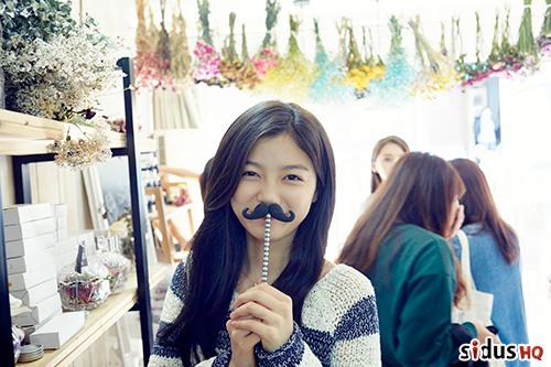 인기가요 김유정, 콧수염 셀카 속 깜찍 미소 '눈길'