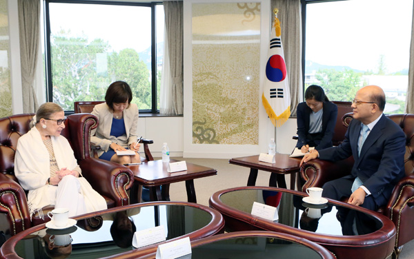 ▲긴스버그대법관과박한철헌법재판소장(사진=헌법재판소)