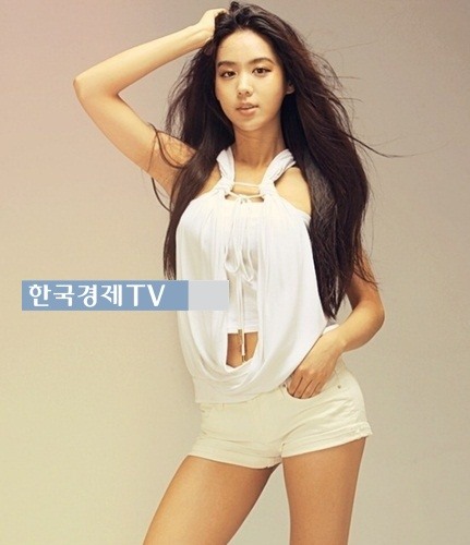 18초 김희정, 구멍 훤히 드러난 의상 사이로 볼륨감이...