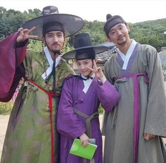 밤을 걷는 선비 심창민, 이유비와 외모 대결?..."누가 잘생겼나아"