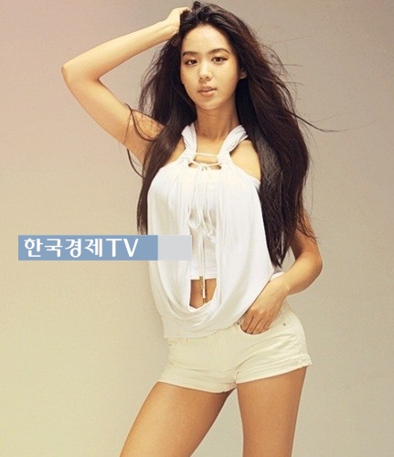 18초 김희정, 구멍 훤히 드러난 의상 사이로 볼륨감이...