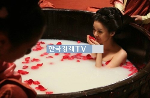 님과함께 윤건 장서희, ‘5만 리터 우윳속 뽀얀 속살 드러낸 그녀’