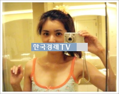 윤건 파트너 장서희 '탱크탑, 속옷?' 정체 모를 셀카 눈길