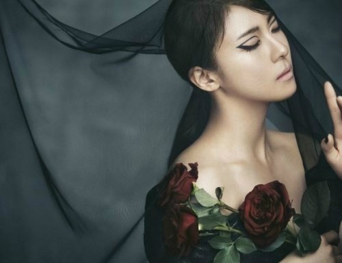 하지원, '장미 꽃송이로 가슴 살짝 가린 채...'