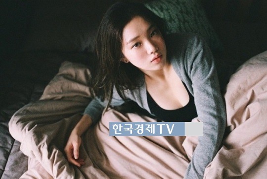 이성경 침대에 누은 채 가슴골 노출 '이래도 돼?'