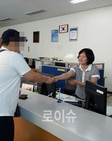 ▲한시민이운전면허증을찾고있다.(사진제공=경남경찰청)