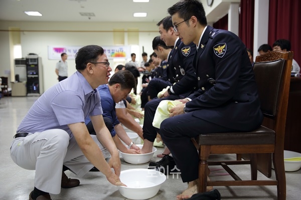 부산 남부경찰서, 신임경찰관 21명 응원 세족 행사 가져