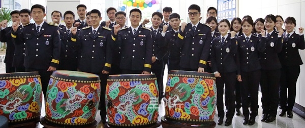 ▲신임경찰관21명이파이팅을외치며결의를다지고있다.(사진제공=부산남부서)
