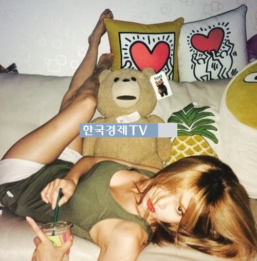 현아, 누워서 극강 볼륨감 과시...'눈을 어디에?'