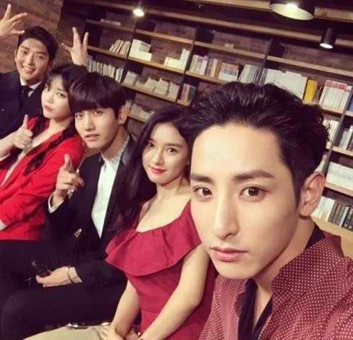 밤선비 심창민, 출연진들과 찰칵 '훈훈해'
