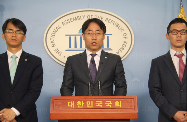 ▲20일국회정론관에서기자회견을하는서울지방변호사회김한규(가운데)회장/사진제공=서울변호사회