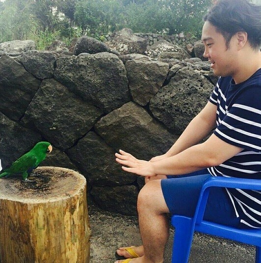 유재환, 앵무새와 뭐하는 중이야?...'코믹한 사진 보니'