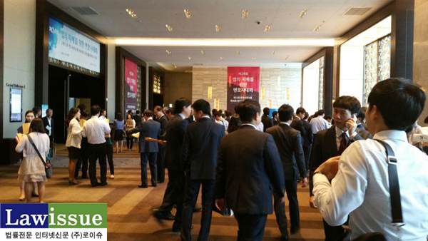 ▲변호사대회장입구에서자신의명찰을확인하는변호사들