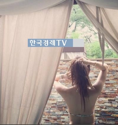 진짜 사나이 한채아, 끈 하나뿐 숨막히는 뒤태