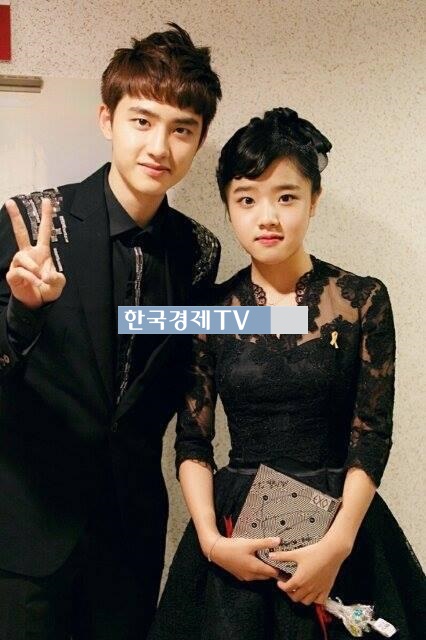 도경수, 김향기와 남매포스 풍기는 다정샷 '시선집중'