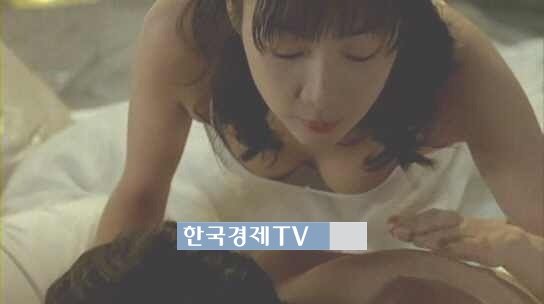 두번째 스무살 최지우, ‘아찔 가슴골 포착 화들짝’