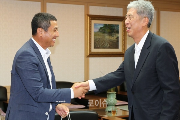 ▲최인석부산가정법원장이박정태전감독(사진왼쪽)을반갑게맞이하며악수를나누고있다.