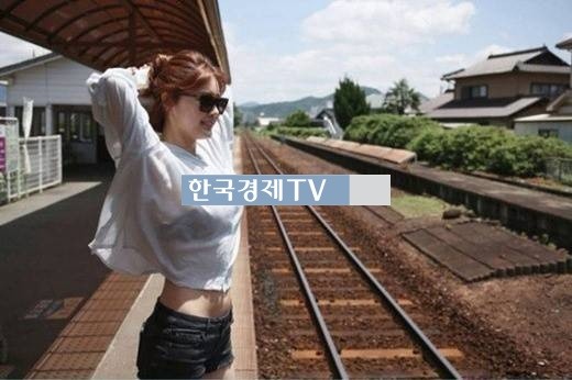 박은지, '일본서 가슴을 활짝 편 기지개?'