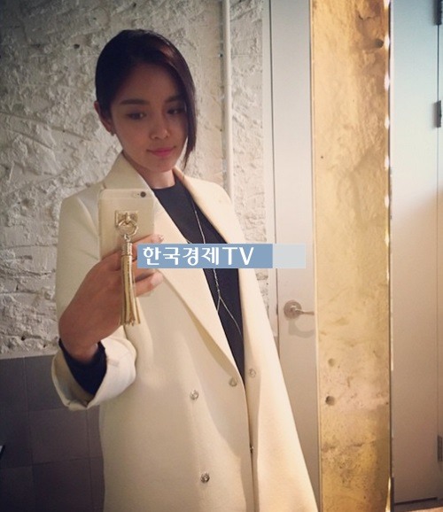 조정민, "역시 화장실 조명이 으뜸"...거울 셀카 보니?