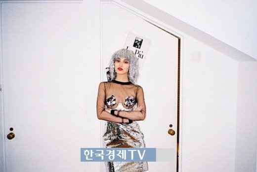 키코, '딱 가릴 곳만 가리고...'
