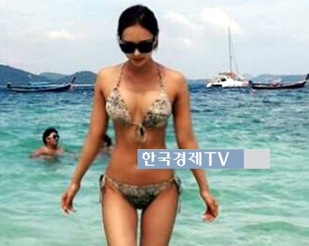 이연, '구릿빛 가슴골 훤히 드러낸 채...'