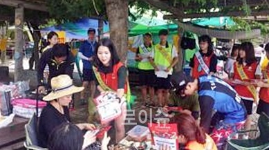 ▲학생들이성범죄예방활동을펼치고있다.(사진제공=경남경찰청)