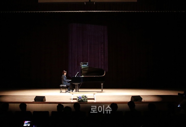 ▲북콘선트현장에서피아노치는박영선의원(사진=의원실)