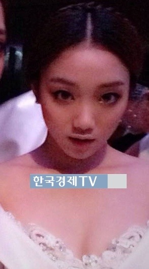치즈인더트랩 이성경, ‘가슴골 훤히 드러낸 드레스 자태’
