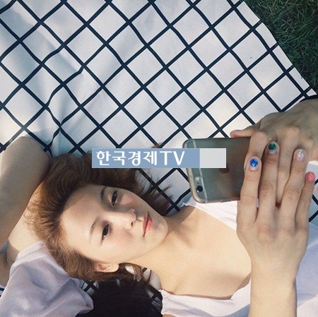 루나, 스마트폰 민소매 셀카 '볼륨감 대단하네'