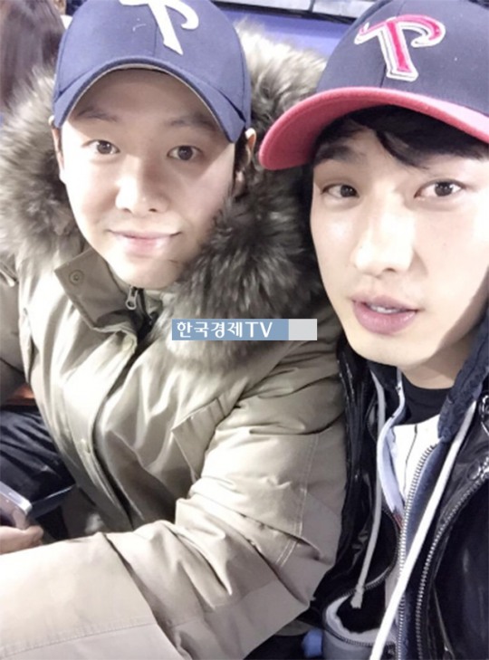 김동욱, 윤박과 야구장 나들이 '훈훈하네'