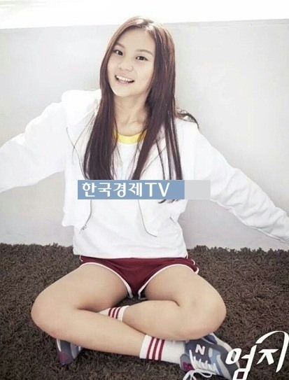 여자친구 오늘부터 우리는 엄지, 너무 짧은 핫팬츠 '속옷 다 보일 듯?'