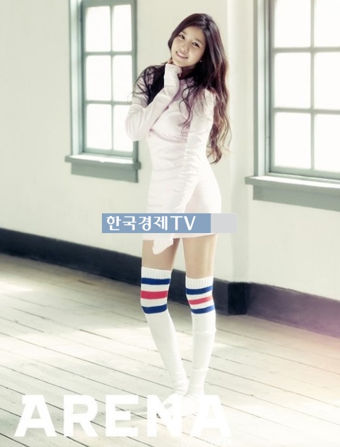 여자친구 오늘부터 우리는 소원, ‘밀착 원피스+화이트 니삭스 남심쿵’
