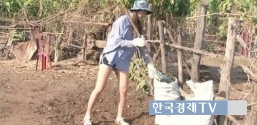 설현, '루즈남방 입고 숨막히는 청소자태'