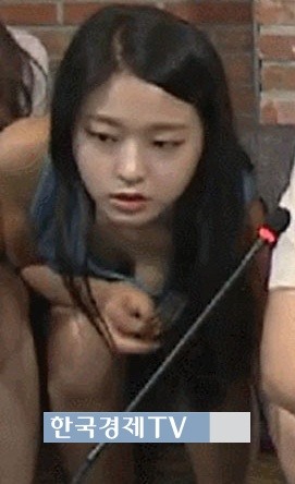 설현, 생방송 중 상의가 들썩..가슴골 포착 ‘남심쿵’