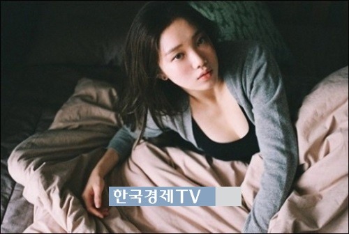 이성경 침대에서 가슴골 드러낸 채...