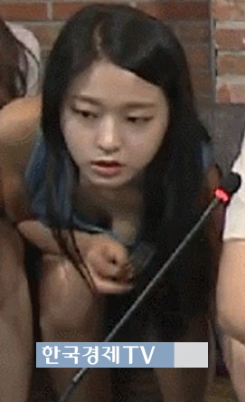 설현, 생방송 중 상의가 들썩..가슴골 포착 ‘남심쿵’