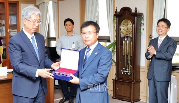 ▲최인석부산가정법원장(사진왼쪽)이전판현동심밥심후원회회장에게감사패를전달하고감사의마음을표하고있다.(사진제공=부산가정법원)