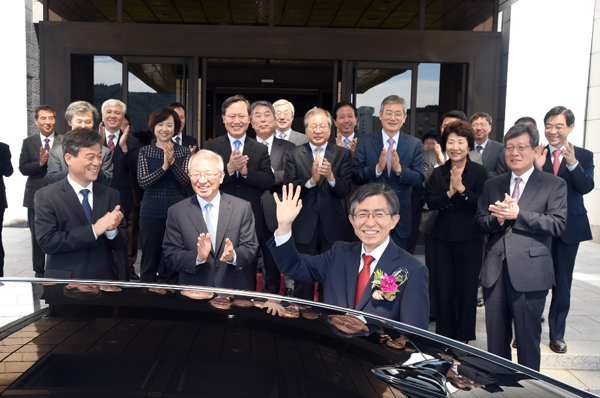 ▲16일대법원청사에서열린민일영대법관퇴임식후양승태대법원장등대법관들이환송하고있다(사진=대법원)