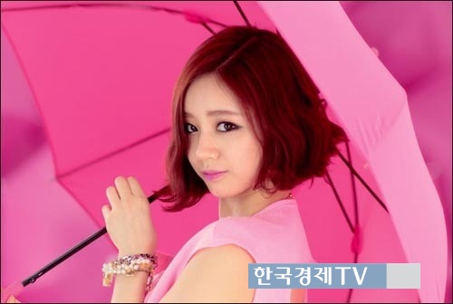 응답하라 1988 혜리, ‘어깨 훤히 드러낸 채 핑크빛 우산 속에 쏙!’