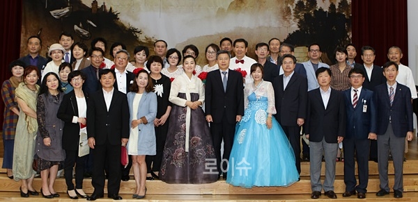 ▲최상열울산지법원장과공연관계자들이기념촬영.(사진제공=울산지법)