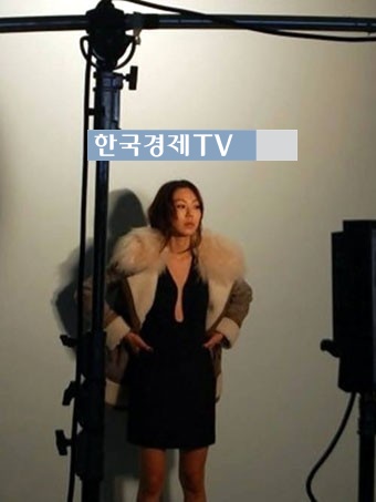 정재영 김민희 입맞춤, ‘헉…그냥 가슴골 훤히 드러낸 맨살인 줄’