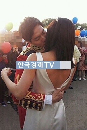 신서유기 이승기, ‘길 한복판에서 등이 훤히 파인 女 포옹하더니...’