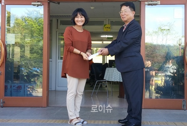 ▲사회복지시설을방문해위문금을전달하고있다.