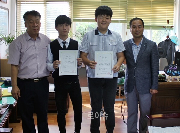 ▲모범학생들에게장학금을지급하고기념촬영.(사진제공=진주교도소)