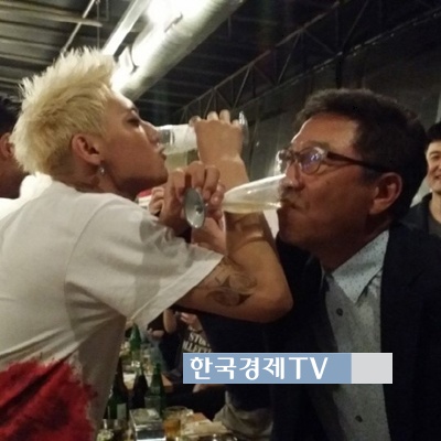 엑소 전 멤버 타오, ‘샴페인 걸쭉하게 마시며 감사하다더니...?’