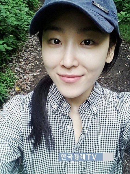 올드스쿨 서현진, ‘남색 셔츠 단정하게 입고…청순폭발 베이비피부’