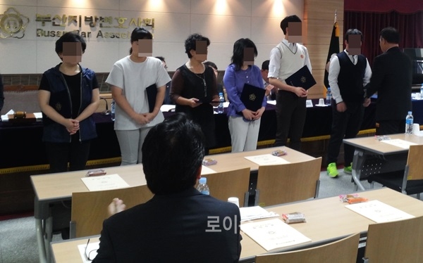 ▲부산변협이법무보호대상자자녀3명에게1인당100만원씩장학금을전달하고있다.(사진제공=한국법무보호복지공단부산지부)